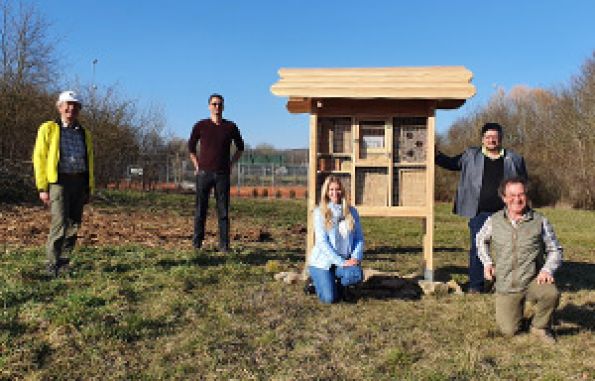 Erstes Wildbienenhaus in Kleinrinderfeld aufgestellt