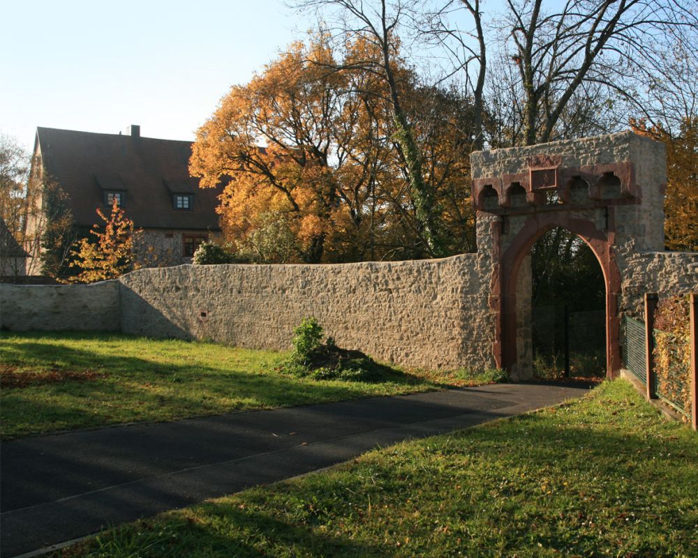 Schloss mit Mauer
